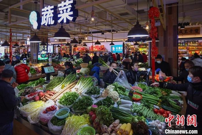 2月10日，江蘇北京，當地一家農貿市集內的忙碌景象形象。中邦國家統計局當日發布數據表示，2023年1月份，全國居民破費代價同比下跌2.1%。1月份CPI中，食品代價同比下跌6.2%。 a target='_blank' href='/'中新社/a記者 泱波 攝
