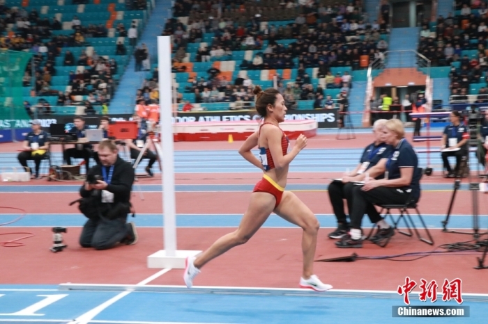当地本领2月10日，哈萨克斯坦阿斯塔纳，中国选手何巫呷在女子3000米决赛中。中新社记者 张硕 摄