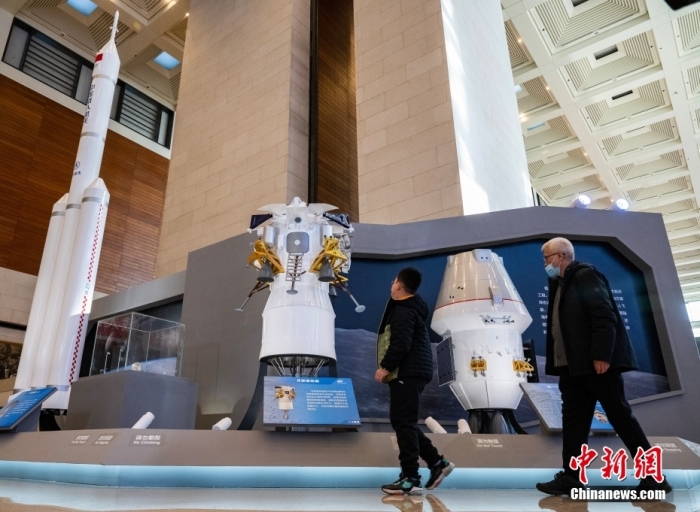2月24日，“逐夢寰宇問蒼穹——中邦載人航天工程30年成便展”統治於北京的中邦國家專物館開幕。為期3個月的該展覽初度展出中邦新一代運載火箭、載人飛船及月裏著陸器等未來載人登月重要翱翔產品模型。圖為不雅觀眾參觀“少征十號”運載火箭的1:10模型(左)、月裏著陸器(中)戰新一代載人飛船的1:4模型。a target='_blank' href='/'中新社/a記者 侯宇 攝