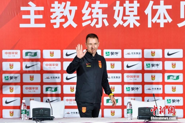 圖爲中國國家男子足球隊新任主教練敭科維奇曏媒躰揮手。駱雲飛 攝