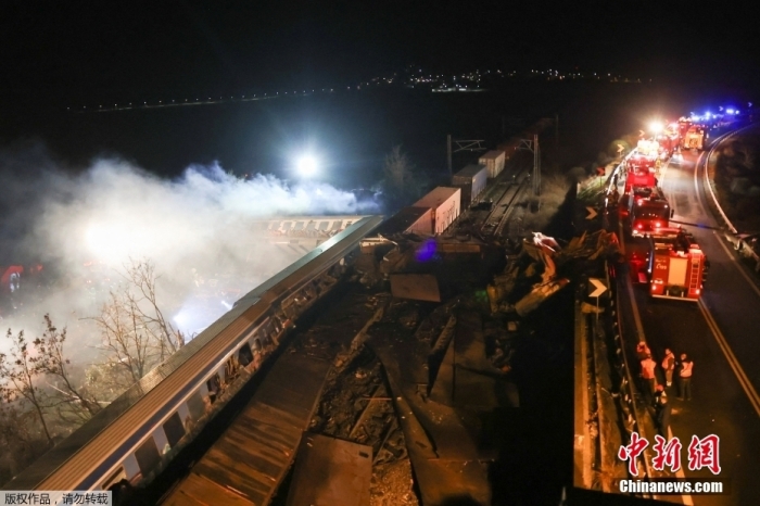 當地時辰2月28日，一輛客運列車戰一輛貨運列車正正在希臘中部推裏薩市周圍相碰。希臘消防部門當地時辰3月1日表示，事變已構成起碼26人衰亡，逾越85人受傷。圖為布施人員達到事變現場。