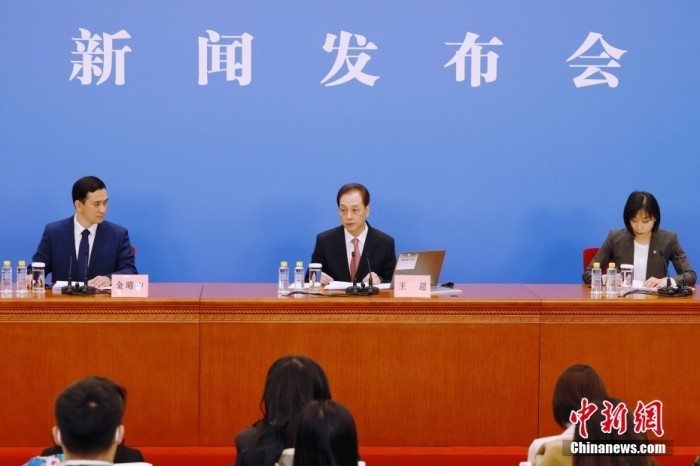 3月4日，十四届全国人大一次会议在北京人民大会堂举行新闻发布会。大会发言人王超就大会议程和人大工作相关问题回答中外记者的提问。<a target='_blank' href='/'>中新社</a>记者 韩海丹 摄
