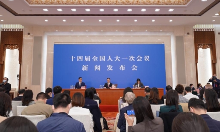 3月4日，十四屆全國人大一次會議在北京人民大會堂舉行新聞發布會。大會發言人王超就大會議程和人大工作相關問題回答中外記者的提問。

　　新華社記者 才揚 攝