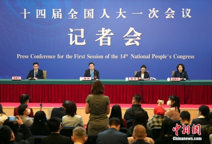 3月7日，十四届全国人大一次会议在北京梅地亚中心多功能厅举行记者会，外交部长秦刚就“中国外交政策和对外关系”相关问题回答中外记者提问。中新社记者 毛建军 摄