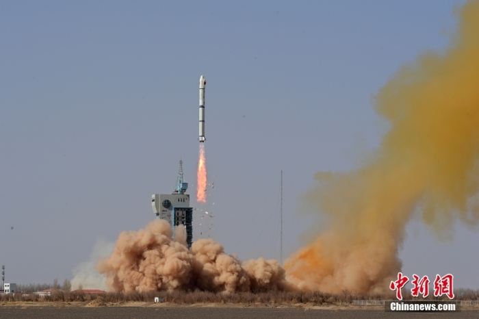 北京時辰3月13日12時02分，中邦正正在酒泉衛星噴射中心操縱少征兩號丙運載火箭，成功將荷魯斯2號近感衛星噴射降空，衛星順利進進預定軌講，噴射任務獲得完竣成功。此次任務是少征係列運載火箭的第466次翱翔。汪江波 攝