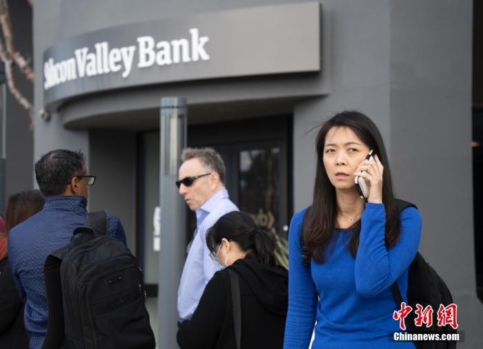 当地时分3月13日，客户在好意思国加州圣克拉拉市硅谷银行总部门前列队等候办理业务。好意思国联邦储备委员会和好意思国联邦进款保障公司(FDIC)12日发表琢磨声明，文书罗致算作确保硅谷银行等进款机构储户的资金安全。声明称，在收到好意思联储和联邦进款保障公司的提倡并与好意思国总统进行协商后，财政部长耶伦批准罗致算作，<a href=