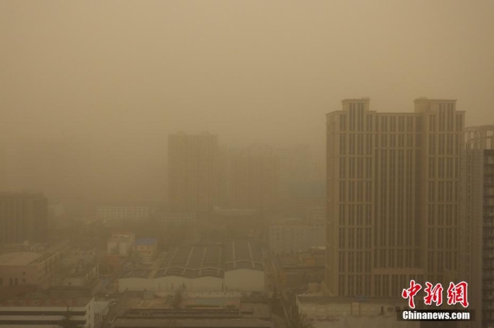 3月22日，河北省保定市，當地迎來沙塵天氣，郊區能睹度較著下落。圖/ICphoto