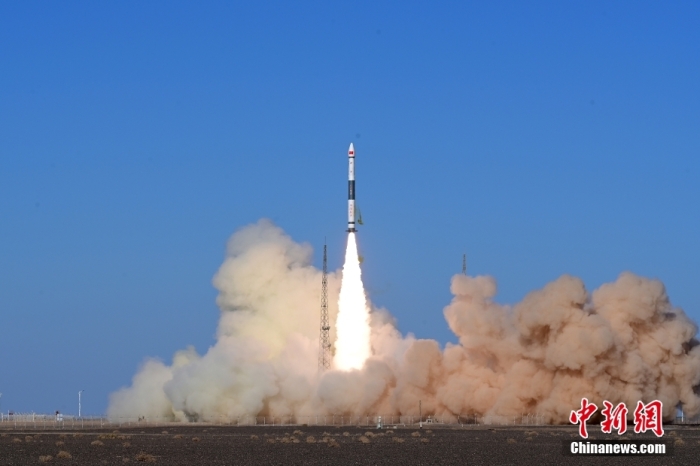 北京時辰3月22日17時09分，中邦正正在酒泉衛星噴射中心操縱速船一號甲運載火箭，成功將天目一號氣象星座03~06星噴射降空，衛星順利進進預定軌講，噴射任務獲得完竣成功。該衛星重要用於供應商業氣象數據處事。此次任務是速船一號甲運載火箭的第19次翱翔。汪江波 攝