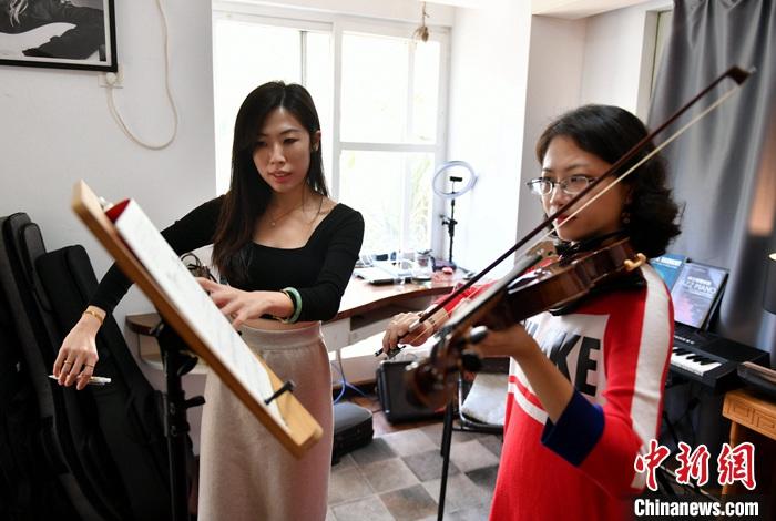 圖為3月10日，福建福州，林佳臻教學員小提琴演奏。 a target='_blank' href='/'中新社/a記者 呂明 攝