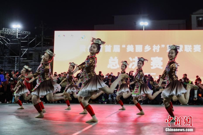 图为黔东南州和铜仁市开赛前的少数民族节目表演。瞿宏伦 摄