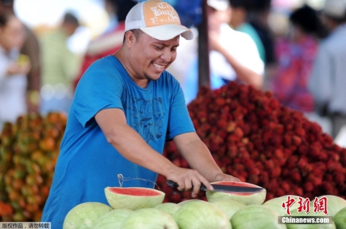 乔卢特卡河流经市区，将市区分为新城和老城两部分。图为洪都拉斯首都特古西加尔巴一处街头市场上，小贩在贩卖水果。