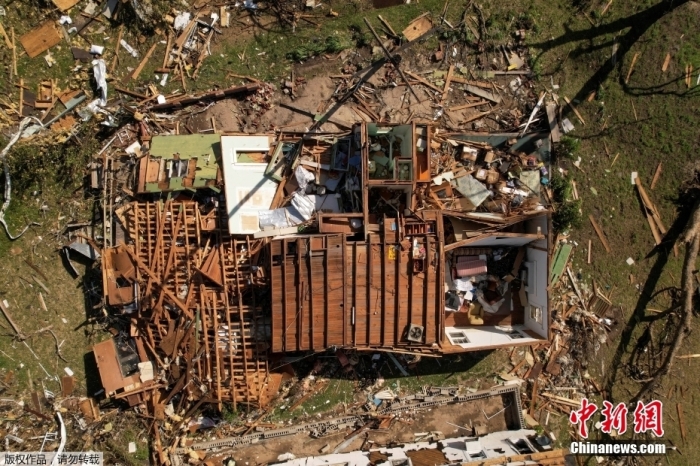 圖為當地時辰3月25日，密西西比州羅林福克鎮，一座房屋屋頂被掀翻。
