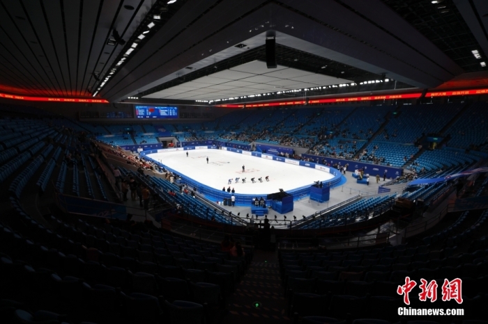 3月31日，2022-2023赛季全国短道速滑冠军赛在北京首都体育馆打响。中新社记者 富田 摄