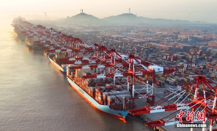 资料图：2023年4月1日，上海，桥吊林立的上海港洋山深水港码头，多艘超大型集装箱货船正在进行集装箱装卸作业，码头作业繁忙有序。图/视觉中国