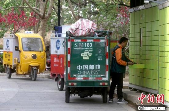 Couriers expand low-carbon logistics