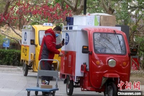 China's volume of express deliveries reached 1.745 billion pieces in 2024