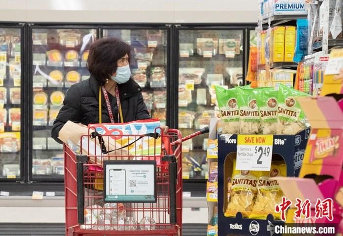 当地时间4月12日，顾客在美国加州米尔布雷市一家超市购物。美国劳工部当日发布数据称，美国3月份消费者价格指数(CPI)同比上涨5%，环比上涨0.1%。
中新社
记者 刘关关 摄