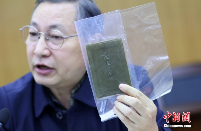 4月26日，“美籍华人鲁照宁文物史料捐赠仪式”在江苏南京的侵华日军南京大屠杀遇难同胞纪念馆举行。侵华日军军人手牒、刊登日军占领南京后状况的《纽约时报》原件等98件(套)海外文物史料入藏该馆。这也是鲁照宁近20年来第16次向该纪念馆捐赠重要文物史料。图为江苏省社科院历史研究所研究员王卫星展示鲁照宁捐赠的一份持有者为侵华日军第六师团步兵第四十五联队步兵炮队伍长福岛正久的军人手牒。a