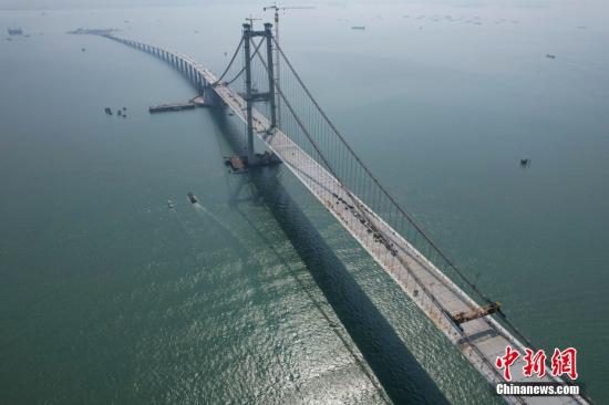 Main artery of Shenzhen-Zhongshan link across Pearl River in Guangdong Province completed