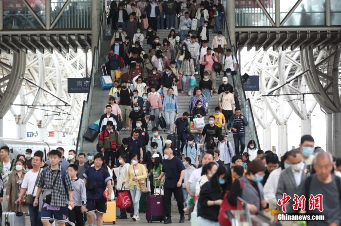 5月3日，五一江苏南京，年假内旅旅客在火车站出行。期国当日，游出游亿中国铁路迎来“五一”假期返程高峰。人次中新社记者 泱波 摄
