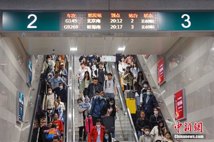 5月2日晚，旅客抵达铁路上海虹桥站。 <a target='_blank' href='/'>中新社</a>记者 殷立勤 摄