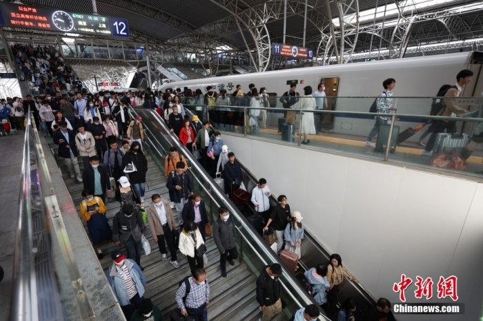 5月3日，江苏南京，抵达火车站的大批旅客走向出站口。当日，中国铁路迎来“五一”假期返程高峰。中新社记者 泱波 摄