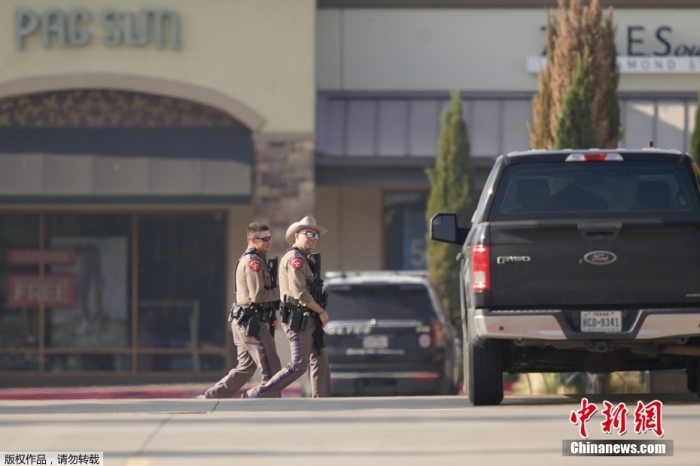 当地时间5月6日，美国得克萨斯州达拉斯市郊的一处奥特莱斯商业区发生枪击事件，已造成包括凶手在内的至少9人死亡、7人受伤，伤亡数字还可能进一步上升。图为执法人员在现场巡逻。