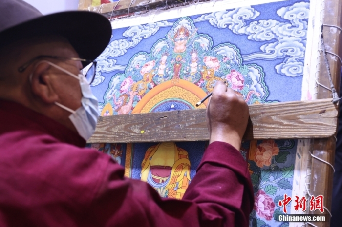 图为藏族艺人现场进行唐卡绘制。中新社记者 蒋启明 摄