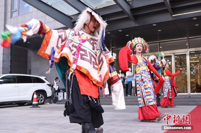 图为藏式迎宾舞蹈。论坛中新社记者 蒋启明 摄