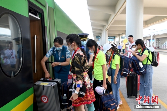 图为老挝学生在西双版纳站有序上车。中新社记者 李嘉娴 摄