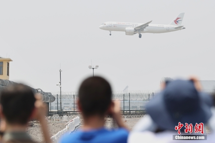 5月28日，自上海虹桥国际机场起飞的东航MU9191航班平安降落在北京首都国际机场，标志着中国国产大飞机C919圆满完成首个商业航班飞行。图为民众在北京观看MU9191航班降落。　 　 　 　 　 　
中新社
记者 蒋启明 摄