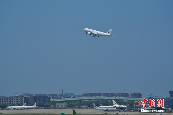5月28日，中国东方航空使用中国商飞全球首架交付的c919大型客机，执行 mu9191航班，从上海虹桥机场飞往北京首都机场。图为c919顺利起飞。图/icphoto