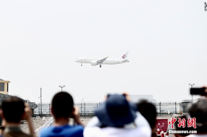 5月28日,自上海虹桥国际机场起飞的东航MU9191航班平安降落在北京首都国际机场,标志着中国国产大飞机C919圆满完成首个商业航班飞行。图为民众在北京观看MU9191航班降落。<a target='_blank' href='/'>中新社</a>记者 蒋启明 摄 5月28日,自上海虹桥国际机场起飞的东航MU9191航班平安降落在北京首都国际机场,标志着中国国产大飞机C919圆满完成首个商业航班飞行。图为民众在北京观看MU9191航班降落。<a target='_blank' href='/'>中新社</a>记者 蒋启明 摄