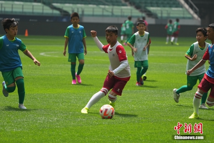 图为玉树的足球少年们和青训队员一起训练。<a target='_blank' href='//www.chinanews.com/'>中新社</a>记者 崔楠 摄