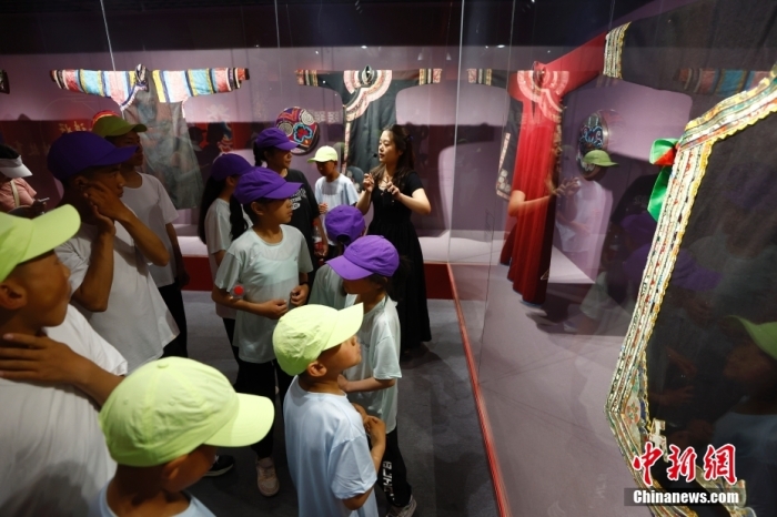 图为藏族青少年们参观民族博物馆。中新社记者 富田 摄
