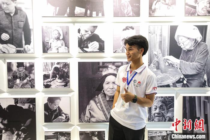 图为贵州清镇，一名老挝留学生在贵州交通职业技术学院“文化体验馆”打卡留影。  中新社记者 瞿宏伦 摄