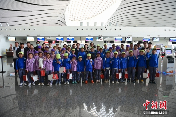 6月4日清晨，在数天充实的行程之后，“青海玉树藏族青少年北京行”活动的40名藏族孩子踏上了归程。图为藏族孩子们在机场合影留念。中新社记者 田雨昊 摄
