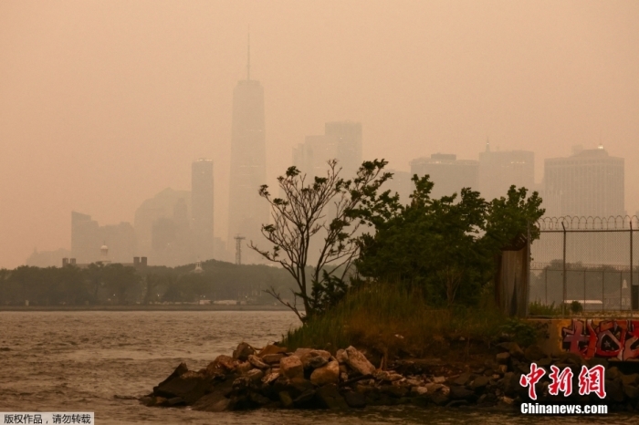 圖為當地時間6月6日，美國紐約籠罩在煙霧中。