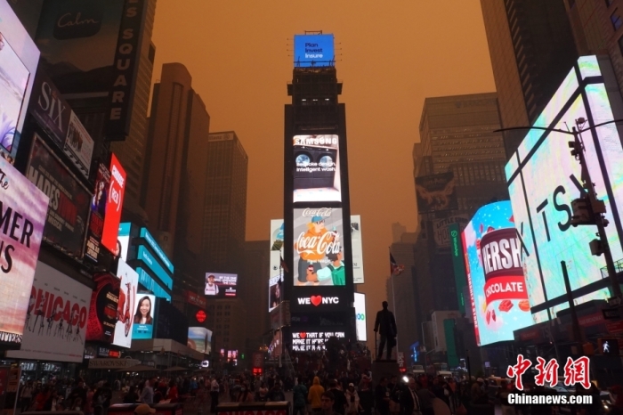 当地时间6月7日，受加拿大野火烟雾持续南下影响，美国纽约笼罩在“橙色雾霾”中。当天，纽约成为全球空气污染最严重的城市。图为纽约时报广场。中新社记者 王帆 摄