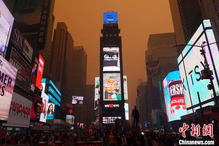 当地时间6月7日，受加拿大野火烟雾持续南下影响，美国纽约笼罩在“橙色雾霾”中。当天，纽约成为全球空气污染最严重的城市。图为纽约时报广场。 a target='_blank' href='/'中新社/a记者 王帆 摄
