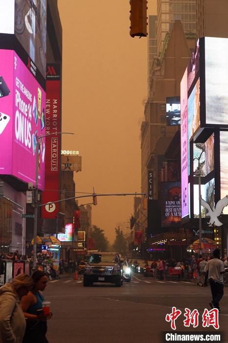 当地时间6月7日，受加拿大野火烟雾持续南下影响，美国纽约笼罩在“橙色雾霾”中。当天，纽约成为全球空气污染最严重的城市。图为纽约曼哈顿街景。 <a target='_blank' href='/'>中新社</a>记者 王帆 摄