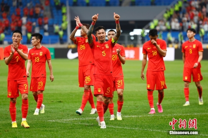 6月16日，中国队球员在赛后向球迷称谢。中新社记者 富田 摄