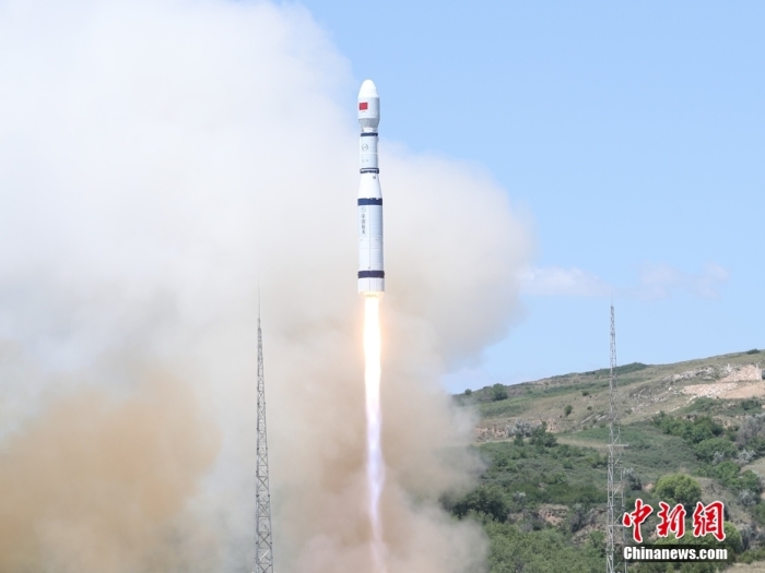 6月20日11时18分，中国在太原卫星发射中心使用长征六号运载火箭，成功将试验二十五号卫星发射升空，卫星顺利进入预定轨道，发射任务获得圆满成功。该卫星主要用于开展新型对地观测技术试验。此次任务是长征系列运载火箭的第477次飞行。<a target='_blank' href='/'>中新社</a>发 郑斌 摄