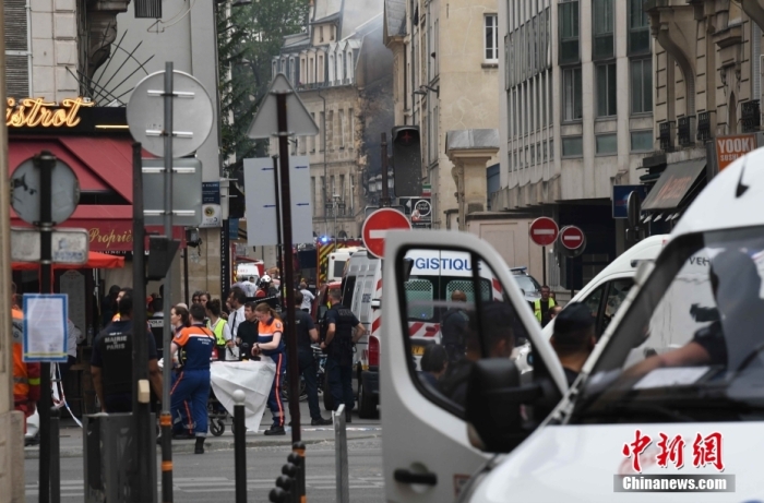 当地时间6月21日，法国巴黎市中心一栋建筑发生爆炸并起火，目前已致37人受伤，其中4人伤势严重。大批救援人员赶到事发地救助伤员。<a target='_blank' href='/'>中新社</a>记者 李洋 摄