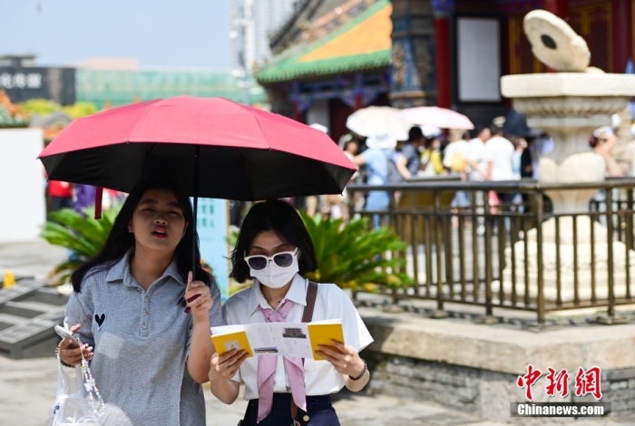 6月22日，端午假期首日，众多游客游览沈阳故宫。<a target='_blank' href='/'>中新社</a>记者 于海洋 摄
