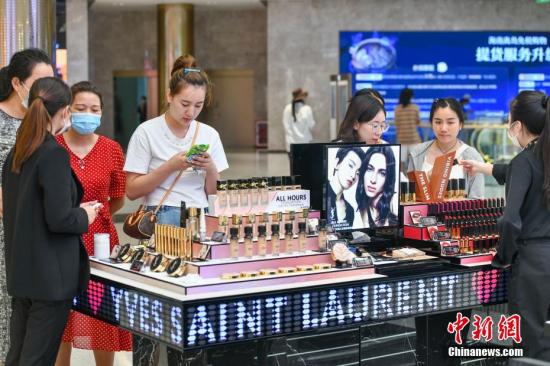 Hainan duty-free shops record double-digit sales growth