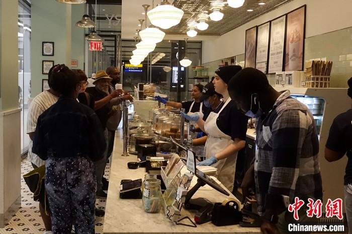 图为6月纽约的消费者在车站餐厅购买饮食。 <a target='_blank' href='/'>中新社</a>记者 廖攀 摄 图为6月纽约的消费者在车站餐厅购买饮食。 <a target='_blank' href='/'>中新社</a>记者 廖攀 摄