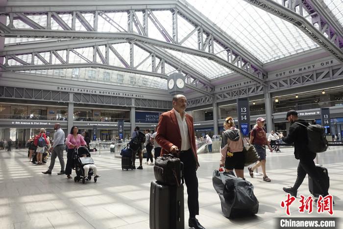 图为6月火车乘客在纽约宾夕法尼亚火车站莫伊尼汉大厅。 <a target='_blank' href='/'>中新社</a>记者 廖攀 摄 图为6月火车乘客在纽约宾夕法尼亚火车站莫伊尼汉大厅。 <a target='_blank' href='/'>中新社</a>记者 廖攀 摄
