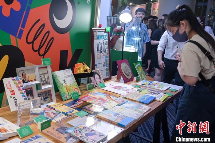 6月29日，香港贸易发展局举行记者会宣布，第33届“香港书展”将于7月19日至7月25日在香港会议展览中心举行，并将以“儿童及青少年文学”作为年度主题，同期设有“香港运动消闲博览”及“零食世界”，三大活动预计约有760家展商参与。图为记者会上展示的书籍。  中新社记者 陈永诺 摄