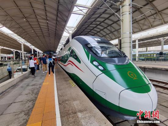 Railway travel time between Xining, Golmud reduced